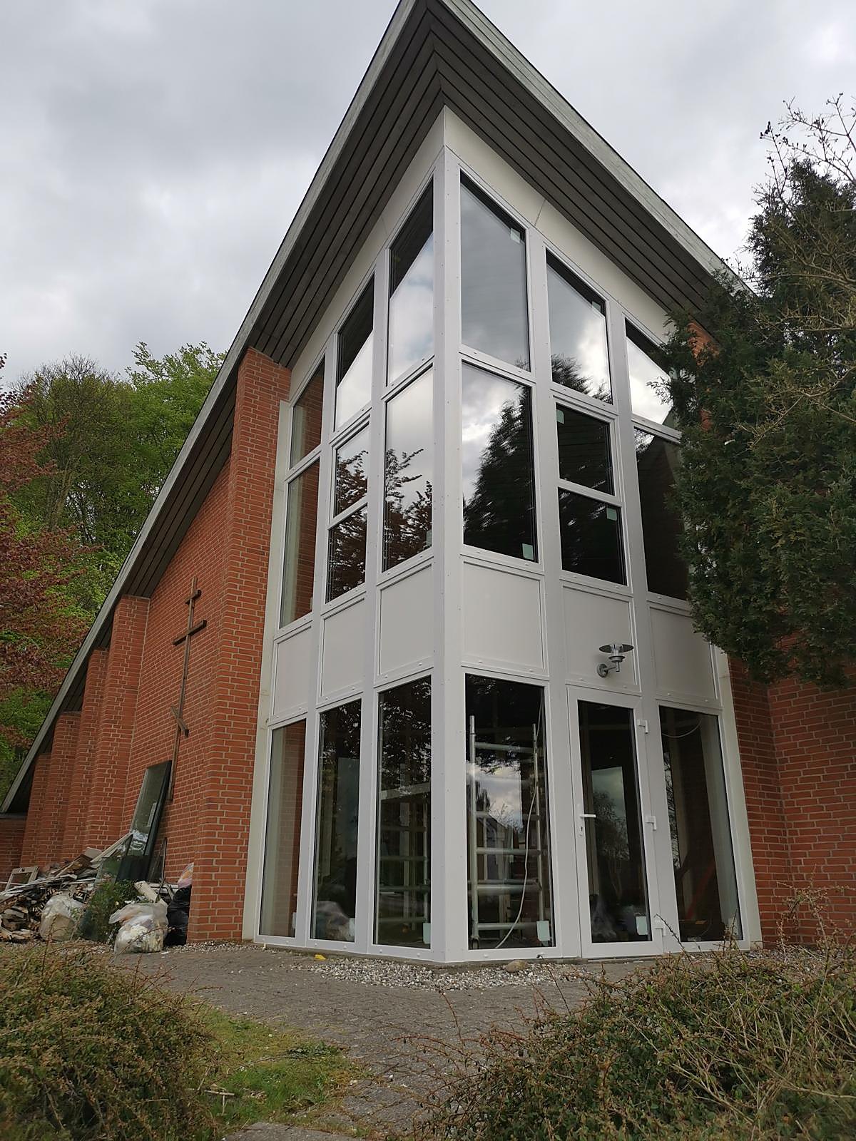 Moderne hus med store hjørnevinduer