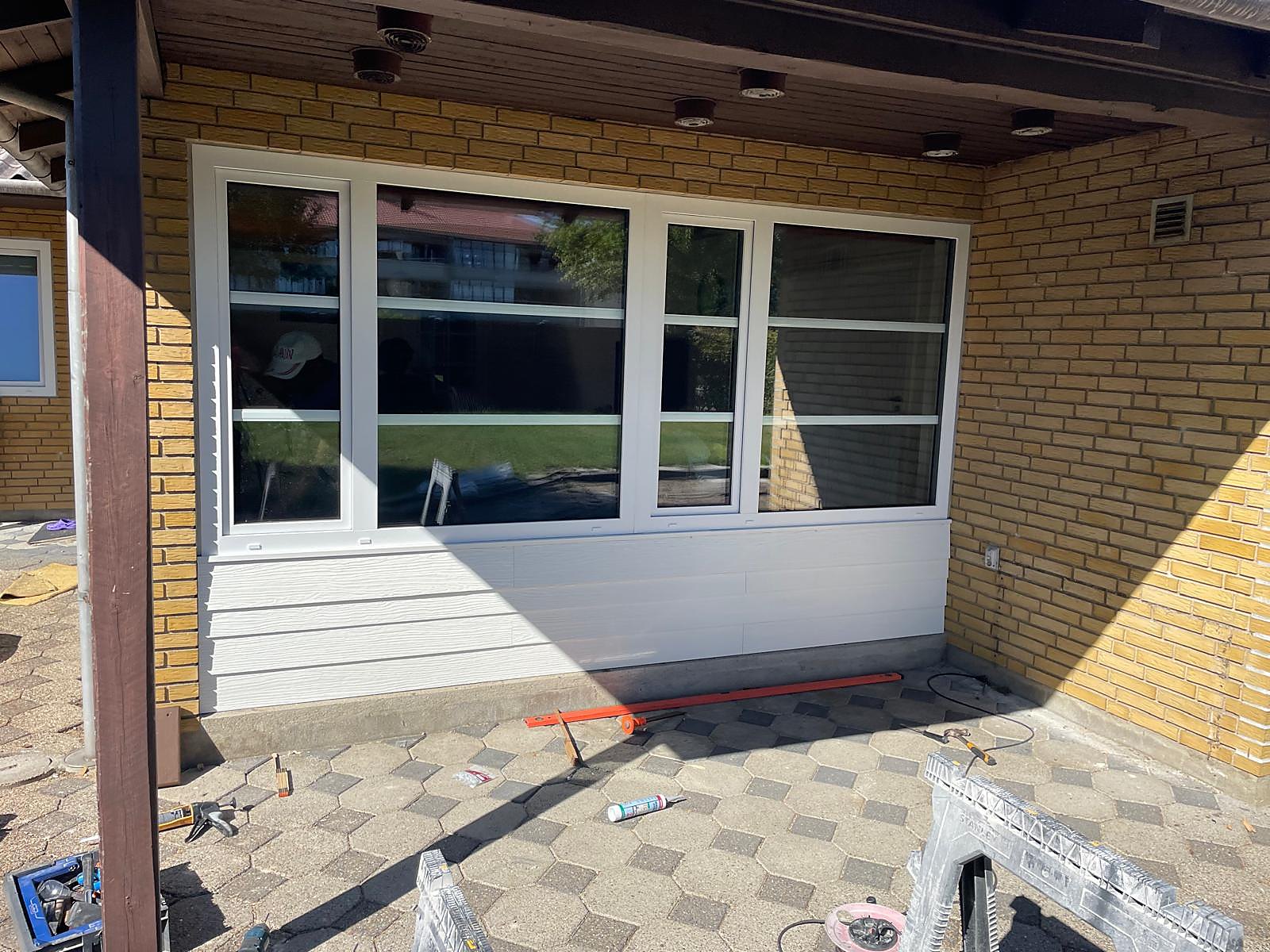 Hvide vinduer mod terrassen